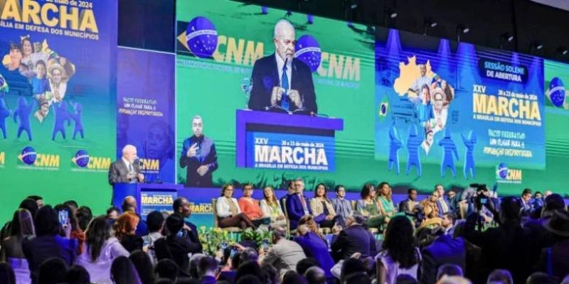 Lula fica incomodado com vaias e gritos de “fora Lula” na Marcha para Prefeitos