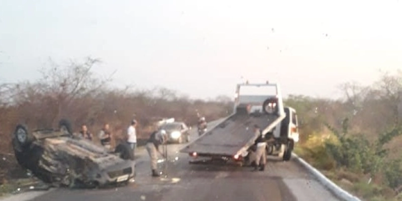Três pessoas feridas, após colisão de Carros entre Cajazeiras e São João do Rio do Peixe; Uma delas ficou presa entre as ferragens