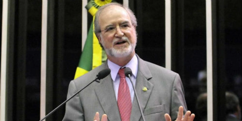 Ex-governador de MG, Azeredo se entrega à polícia em Belo Horizonte