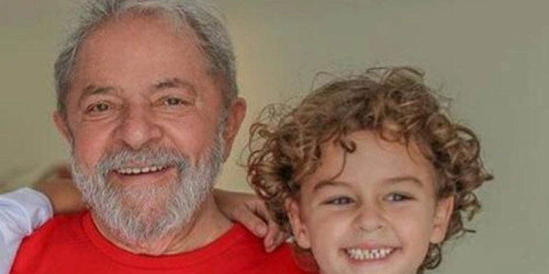 Lula já se encontra a caminho do Velório do Neto 