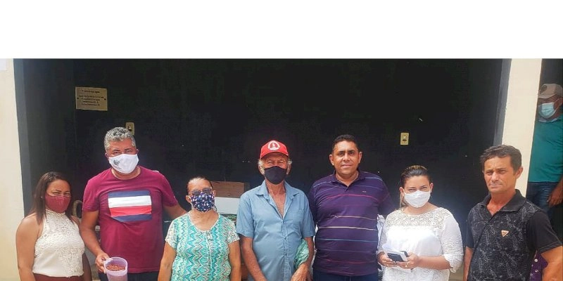 Prefeito João Neto participa de entrega de sementes para os agricultores de Duas Lagoas, em Aparecida