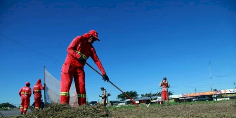 Agentes de limpeza urbana executam ações de zeladoria em 21 bairros