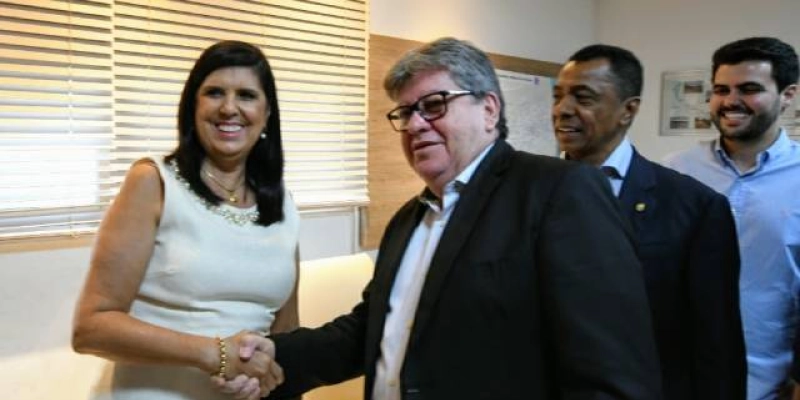 João Azevêdo transmite cargo para Lígia Feliciano e cumpre missão na Europa em busca de investimentos
