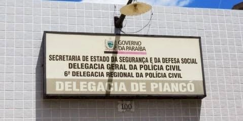 BARBARIDADE – Mulher é conduzida à Delegacia suspeita de tentar comercializar fotos e vídeos íntimos da filha menor de idade, no Sertão