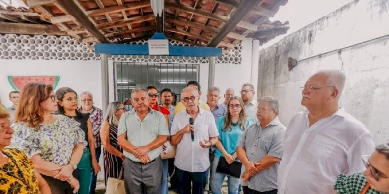 Prefeito assina ordem de serviço para reestruturação de escola no bairro do Róger