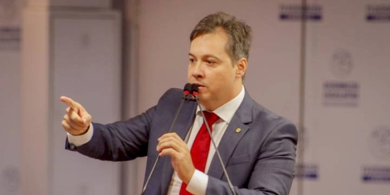 Deputado Júnior Araújo manifesta solidariedade a funcionários demitidos pelo Governo do Estado, em Cajazeiras