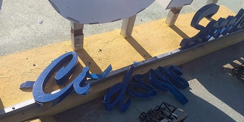 Vândalos destroem parte de letreiros com a identificação de Sousa no Contorno na saída para Aparecida