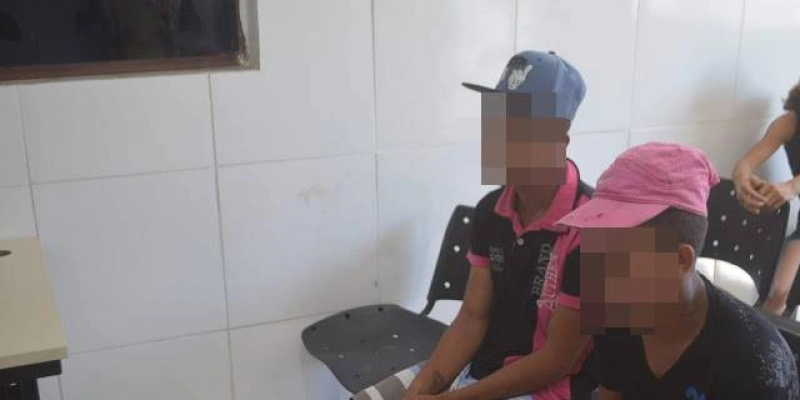 Policiais Militares do 6º BPM prendem dupla que foi filmada roubando panificadora em Cajazeiras