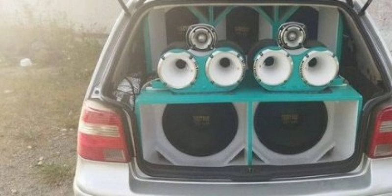 Polícia apreende som automotivo e aplica multa no valor de R$ 5.000,00 ao proprietário 