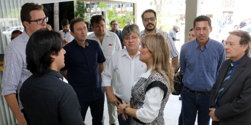 João Azevêdo visita Centro Administrativo e discute projeto de reforma com auxiliares do Governo
