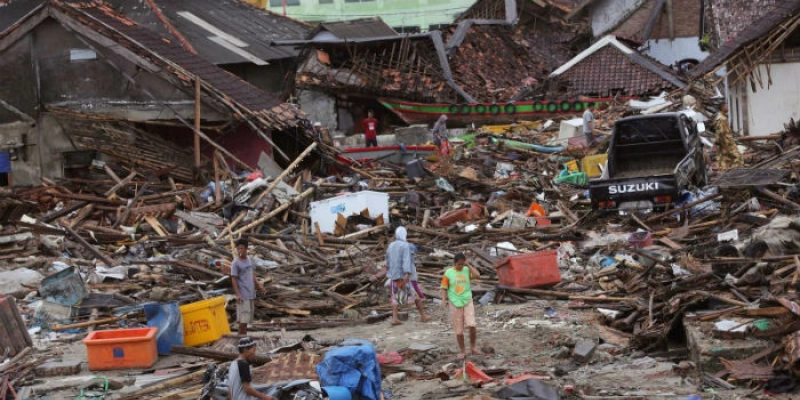 TRAGÉDIA - Número de mortos no tsunami da Indonésia chega a 429