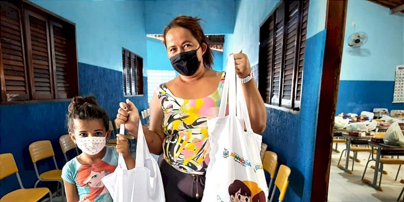 Alunos da rede de ensino municipal de Aparecida recebem Kit Alimentação Escolar
