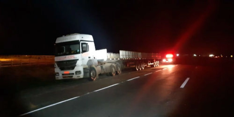 Carreta roubada no estado do Pernambuco é abandonada as margens da BR-230, na Paraíba 