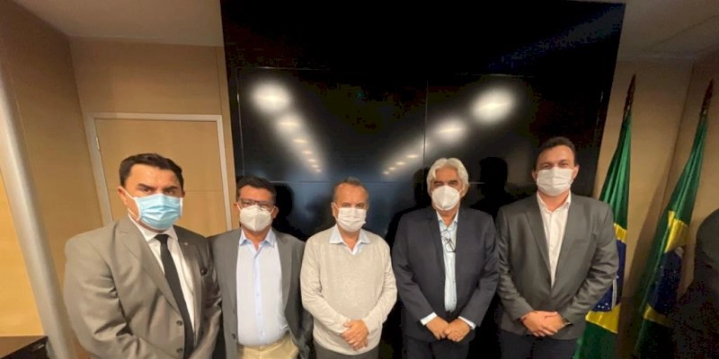 Ao lado de prefeitos do Sertão, Wilson Santiago participa de assinatura da ordem de serviço para reforma da barragem Engenheiro Ávidos