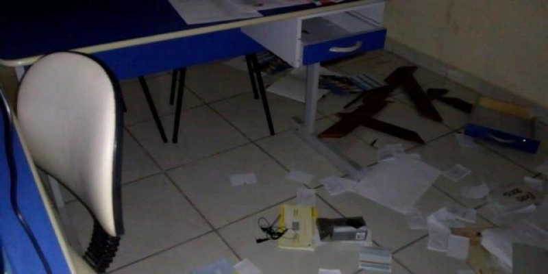 NO SERTÃO - Bandidos invadem Igreja Católica e destroem secretaria