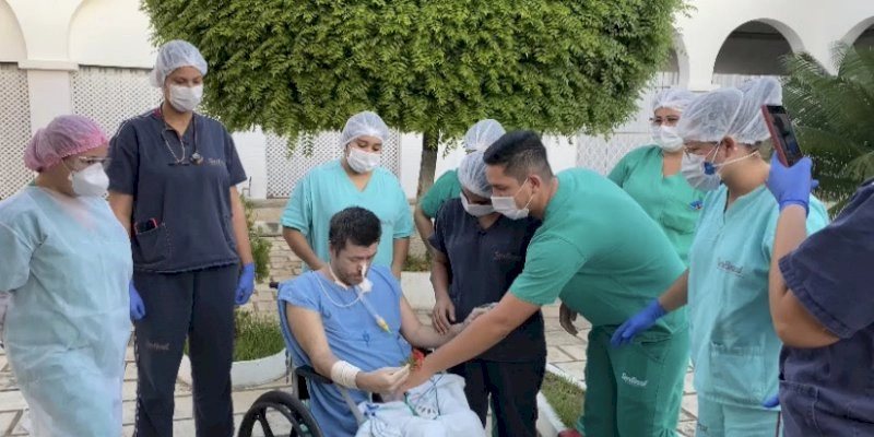 Paciente que se recupera da covid-19 se emociona com banho de sol no Hospital Regional de Patos