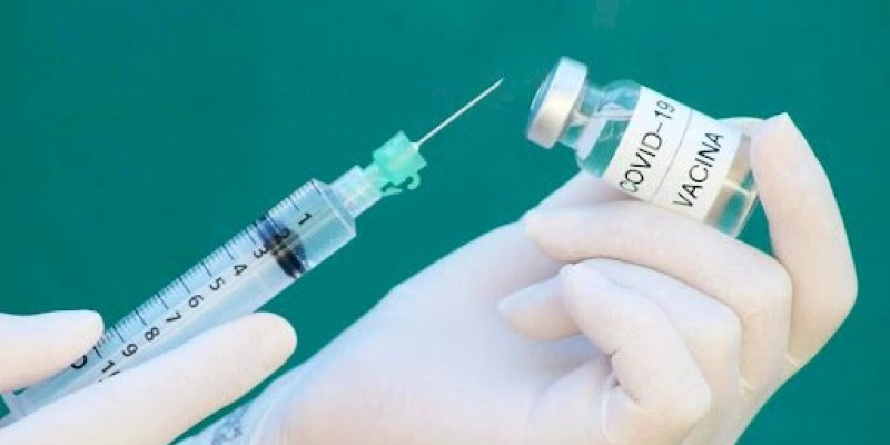 Ministro anuncia dose de reforço para profissionais de saúde