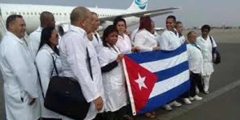 Governo regulamenta concessão de residência a cubanos que atuaram no Mais Médicos