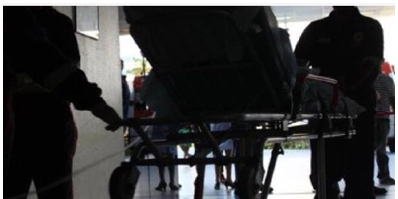 Jovem dar entrada em hospital depois de ter sido espancada e ferida com um golpe de faca 