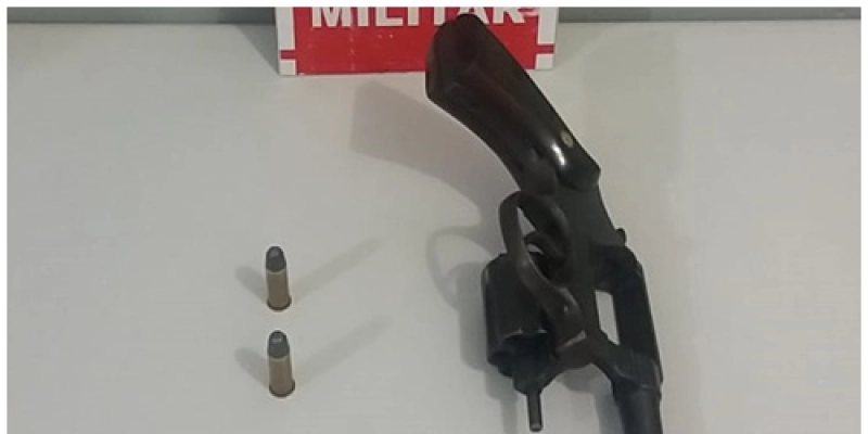 Arma de fogo é apreendida pela polícia militar após denúncia; confira 