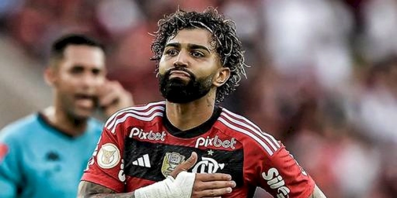 Flamengo espanta má fase e vence Coritiba na estreia do Brasileirão