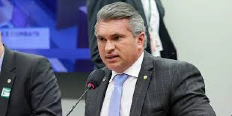 Em Campina Grande, Julian Lemos considera Romero cúmplice e acha sua gestão corrupta, e comenta a Operação Famintos; Ouça