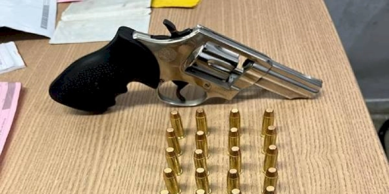 Suspeito de ameaçar mulher em motel é preso com drogas e armas