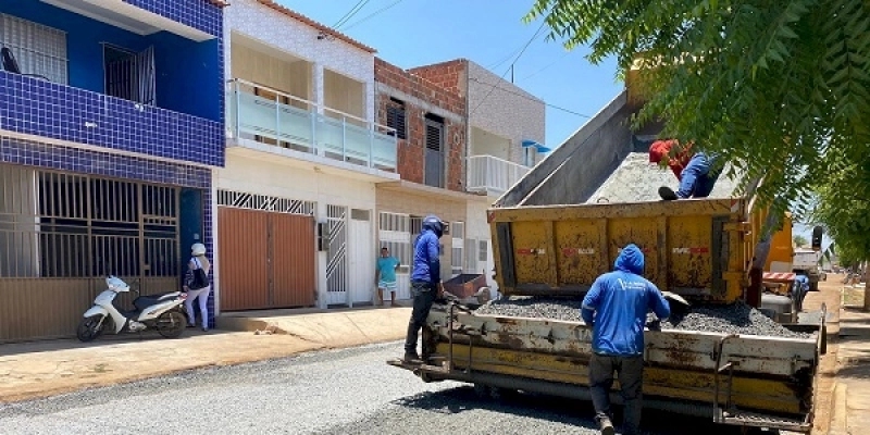 Prefeitura de Sousa realiza trabalho de pavimentação de rua no bairro Jardim Sorrilândia I, com parceria do governo do estado 