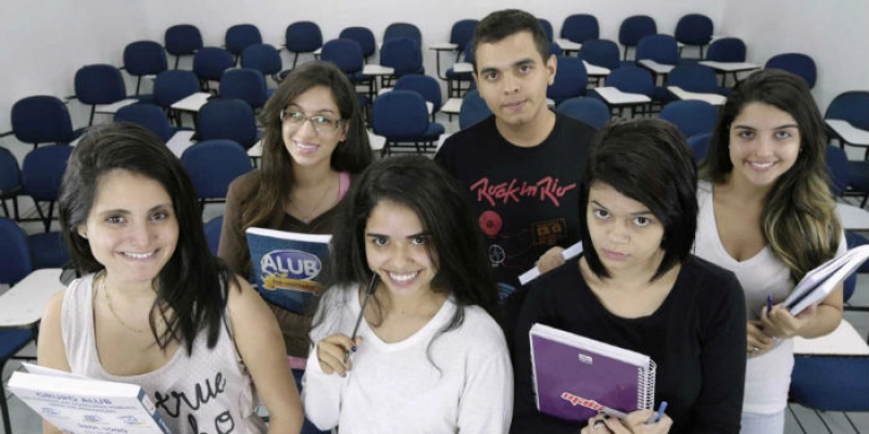 Site disponibiliza bolsas de estudos em 500 mil cursos no país