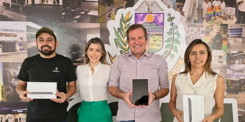 Secretaria Municipal de Educação de Sousa realiza entrega de tablets aos alunos dos anos finais da Rede Municipal de Ensino