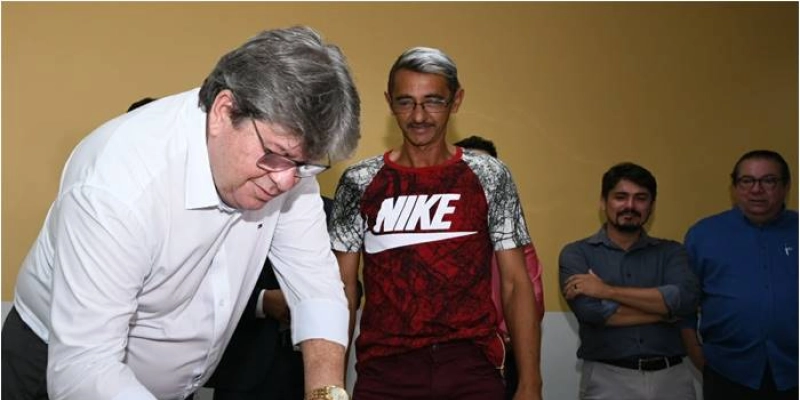 Azevêdo assina contratos do Empreender com comerciantes de Campina Grande
