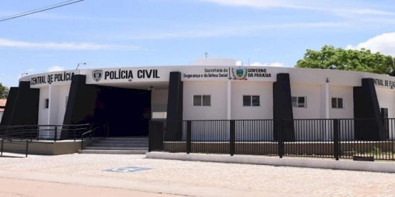 Moto colide na traseira de viatura do 6º BPM no Centro de Cajazeiras