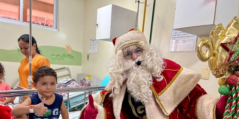 Crianças  internadas no Complexo Pediátrico Arlinda Marques recebem a visita do Papai Noel