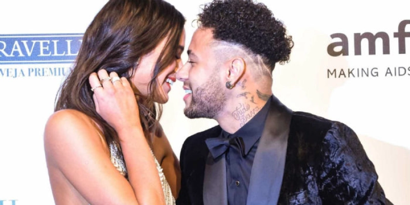 Após críticas a Neymar, Marquezine se pronuncia: "Orgulho de você"