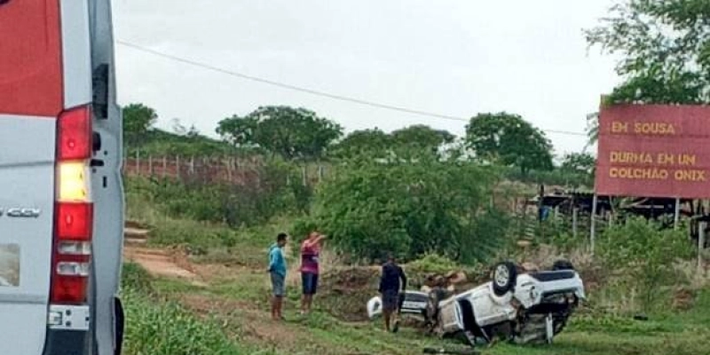 Carro capota na saída de Aparecida para Sousa; SAMU acionado