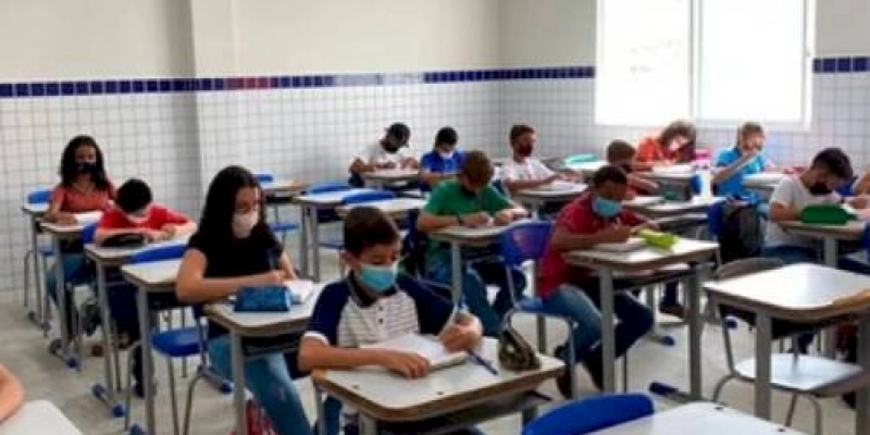 Retorno das atividades semipresenciais da Rede Municipal de Ensino de Aparecida é celebrado como festa depois de dois anos sem as aulas no espaço escolar