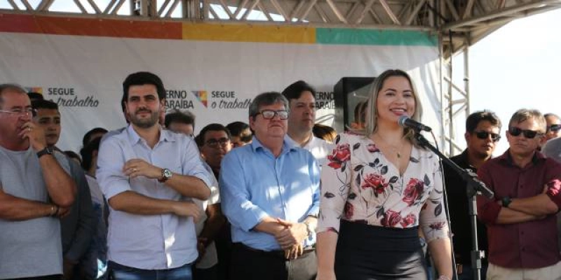 Governador entrega Escola, e assina convênio para pavimentação em Joca Claudino 