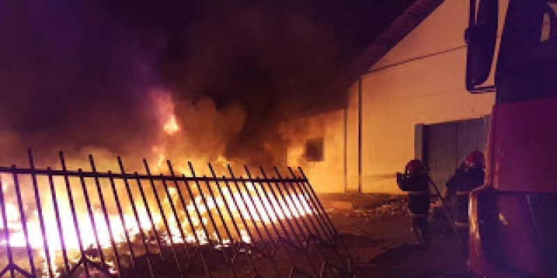 EM SOUSA - Incêndio em depósito de recicláveis é controlado pelo Corpo de Bombeiros Militar