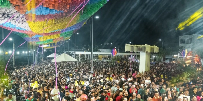Multidão lota a Praça Central na primeira noite do São João Cultural em São José de Piranhas