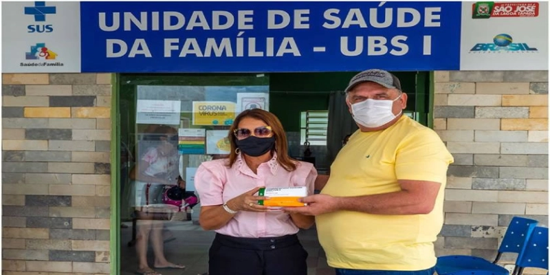 COVID: Técnica de Enfermagem de 59 anos é a primeira a tomar a dose da vacina em São José da Lagoa Tapada 