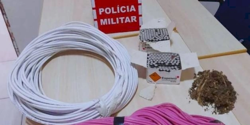 Polícia Militar faz apreensão de artefatos explosivos, drogas e prende suspeito em flagrante