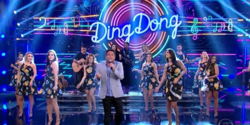 Leonardo diz no Domingão que não sabe cantar Roberto Carlos
