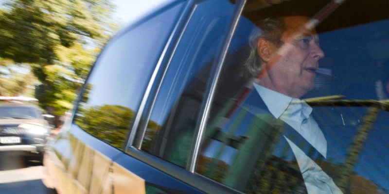 José Dirceu tem até as 17h desta sexta para se entregar à PF