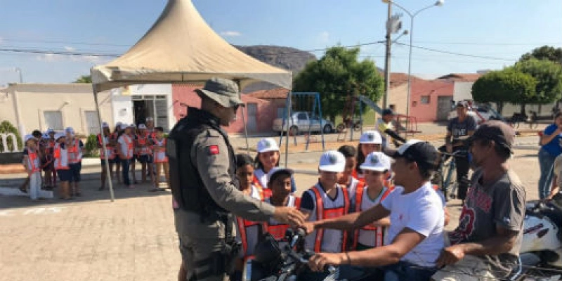 Policiais militares da 3ª Companhia do 14º BPM realiza blitz educativa do PROERD 