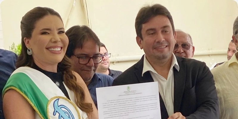Helder Carvalho transmite cargo para Amanda Silveira, e anuncia pacote de obras milionárias para Sousa em 2026; Vídeo
