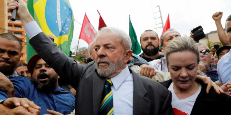 Gleisi visita Lula e discute lançamento de pré-candidatura nos Estados