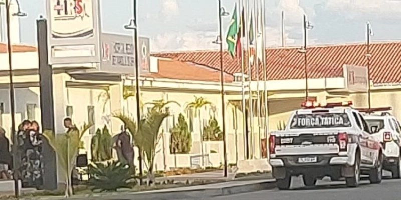 Tentativa de assalto em estabelecimento comercial no Centro de Sousa, finda em troca de tiros e suspeito baleado 