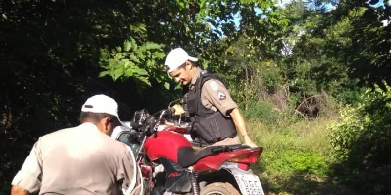 Moto roubada é encontrada em residência abandona na Zona Rural de Cajazeiras; Imagem