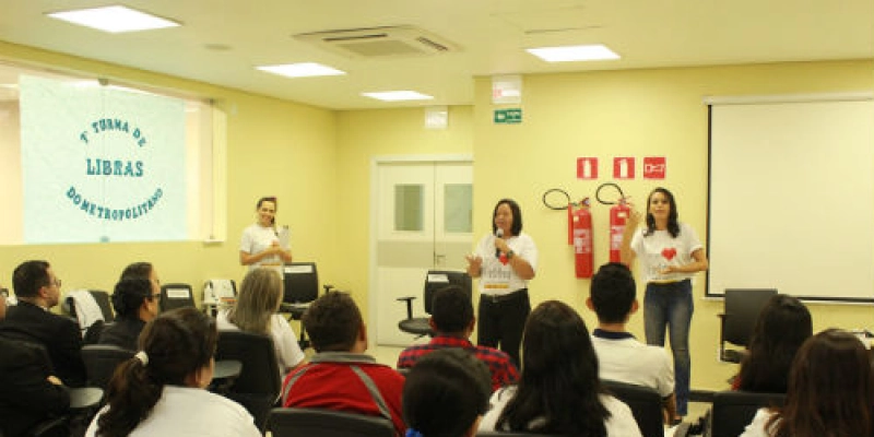 Hospital Metropolitano faz atendimento de pacientes surdos em Libras