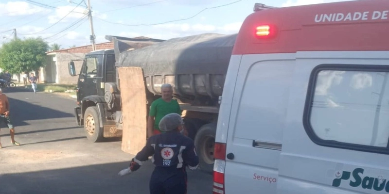 TRAGÉDIA - Uma criança morta e outra pessoa gravemente ferida ao serem atropeladas por caminhão-caçamba em Sousa